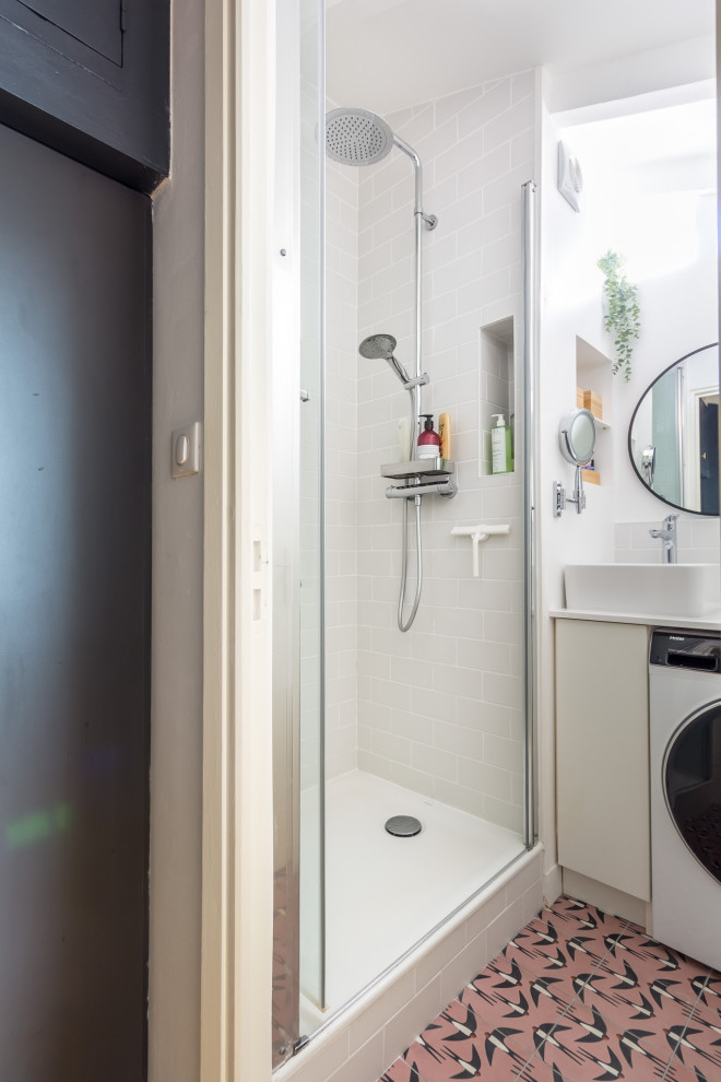 Пример оригинального дизайна: маленькая ванная комната в современном стиле с белыми фасадами, душем в нише, унитазом-моноблоком, белой плиткой, керамической плиткой, белыми стенами, полом из цементной плитки, душевой кабиной, консольной раковиной, столешницей из искусственного камня, розовым полом, душем с распашными дверями, белой столешницей, нишей, тумбой под одну раковину и напольной тумбой для на участке и в саду