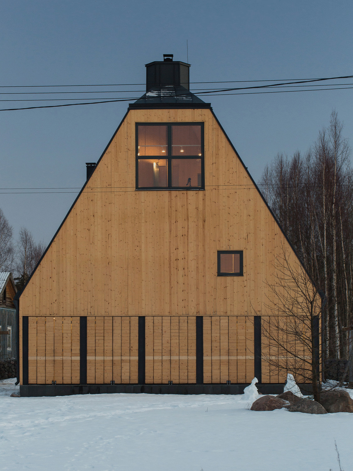 Главный фасад вечером.