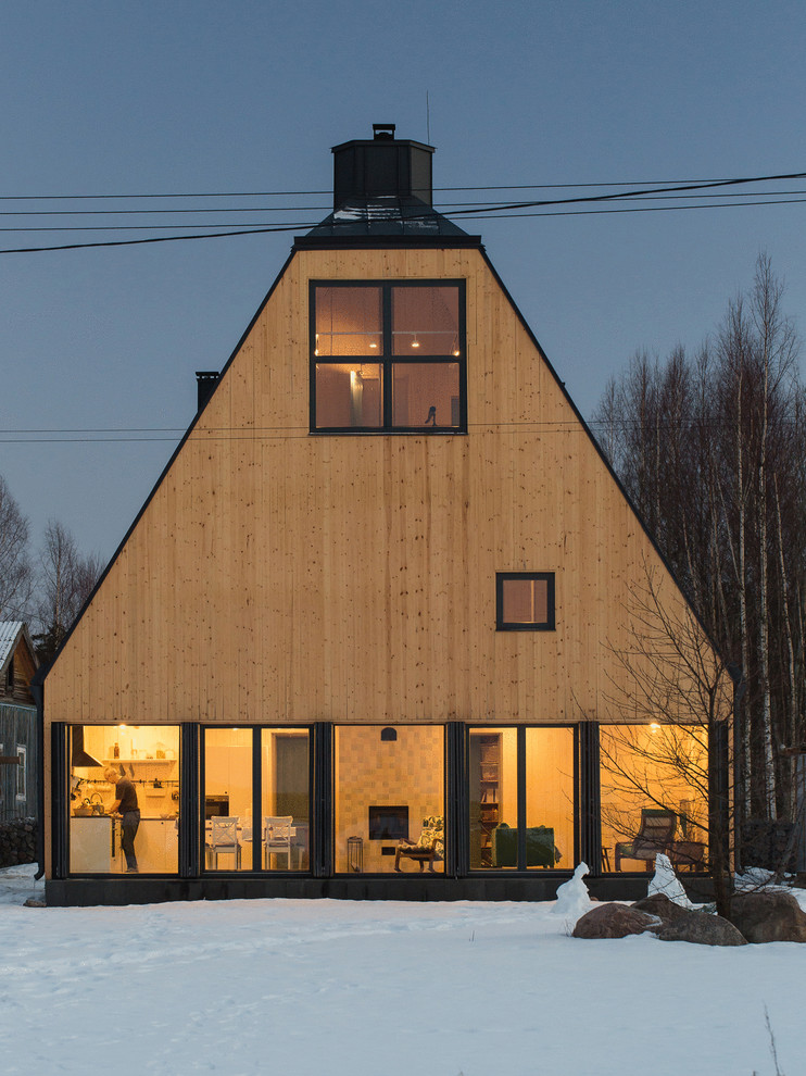 Главный фасад вечером.