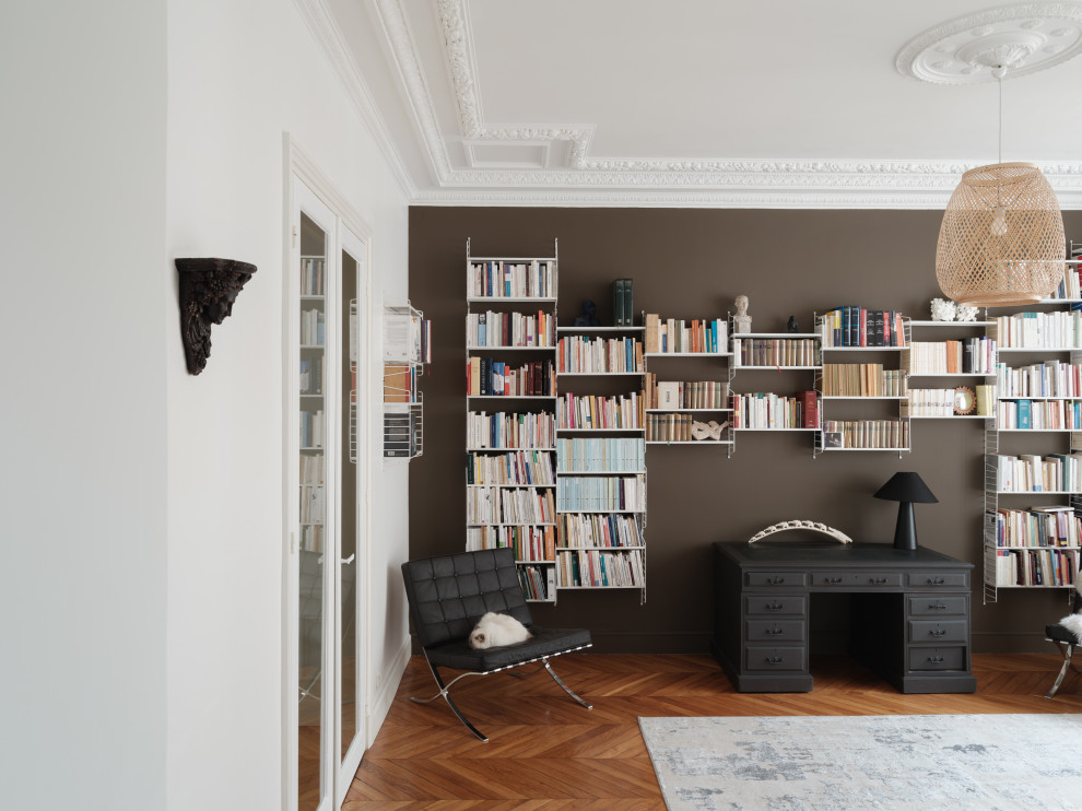 Inspiration pour un très grand bureau traditionnel avec une bibliothèque ou un coin lecture, un mur marron, un sol en bois brun, aucune cheminée, un bureau indépendant et un sol marron.