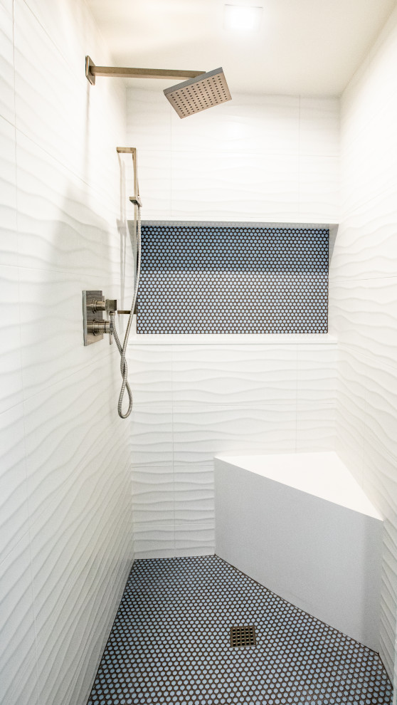Idéer för ett stort modernt vit badrum med dusch, med luckor med profilerade fronter, skåp i ljust trä, en dusch i en alkov, vit kakel, keramikplattor, vita väggar, mosaikgolv, ett integrerad handfat, bänkskiva i kvartsit, orange golv och dusch med skjutdörr