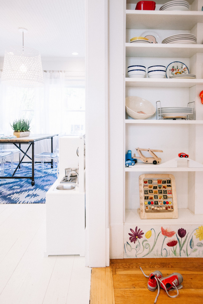 Example of a transitional hallway design in Nashville