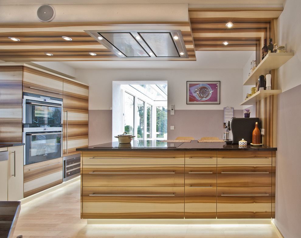 This is an example of a contemporary kitchen in Munich.