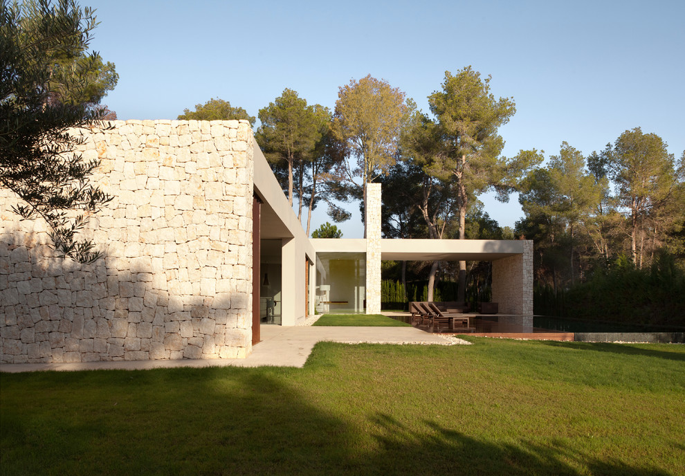 This is an example of a contemporary exterior in Valencia.