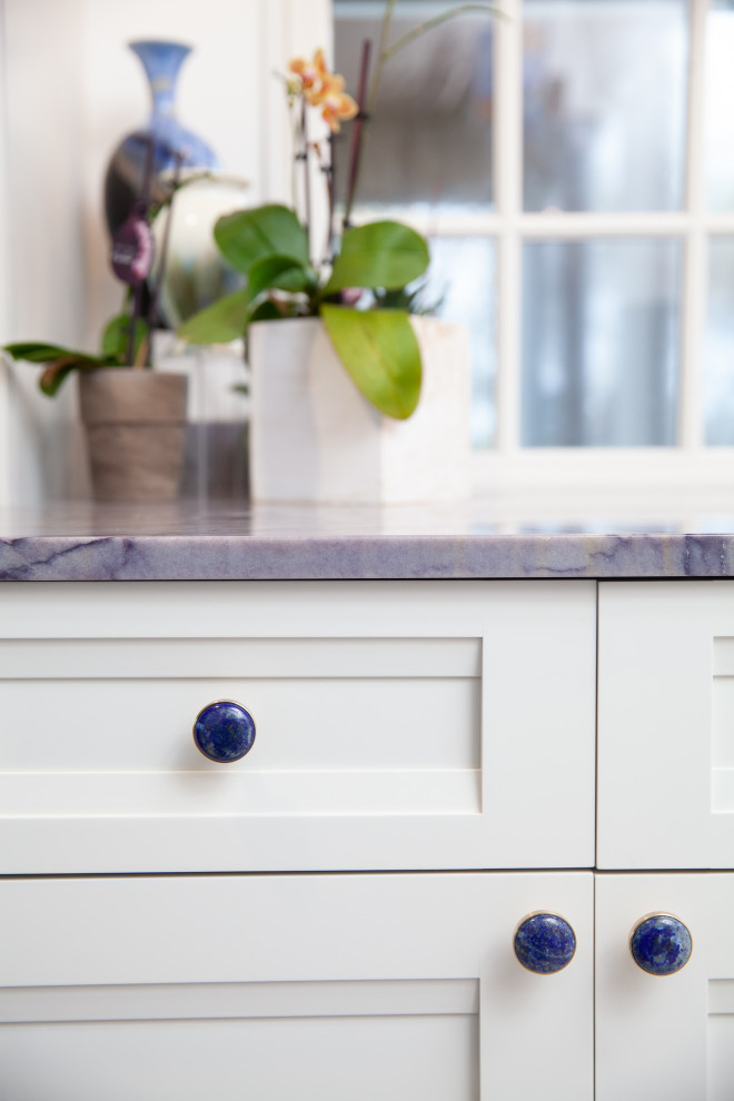 Foto di una piccola cucina parallela minimalista con ante in stile shaker, ante bianche, top in marmo, paraspruzzi blu, pavimento in marmo, nessuna isola e top blu