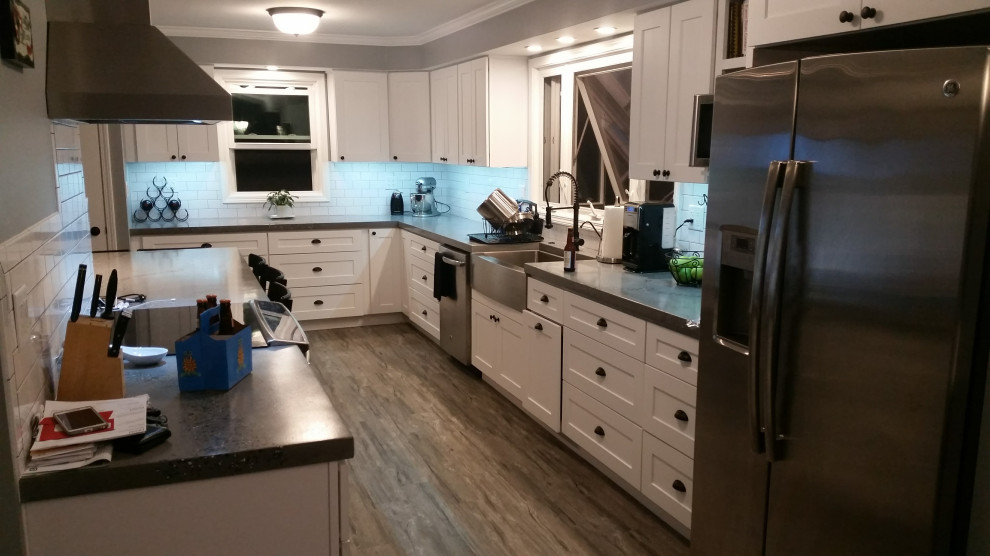 Example of a transitional kitchen design in Chicago