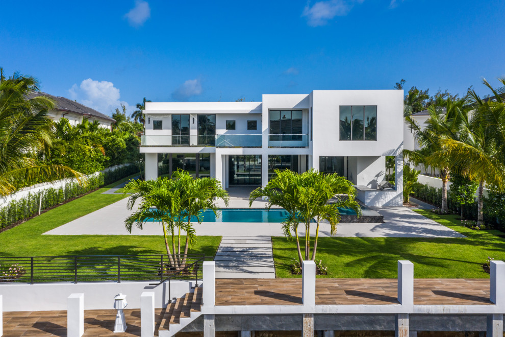 Inspiration for a modern home design remodel in Miami