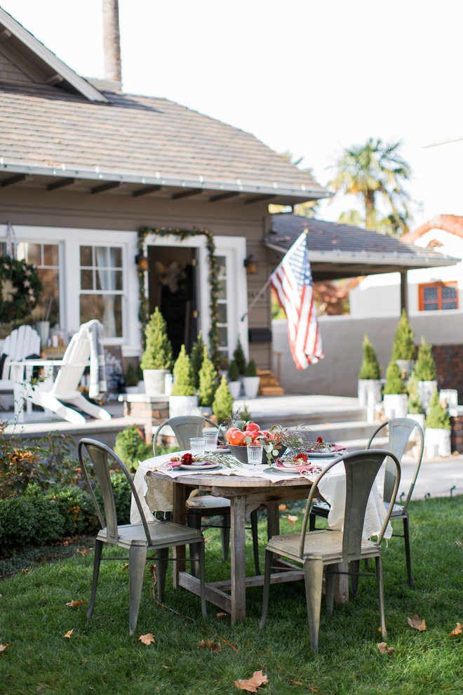 Example of an eclectic home design design in Sacramento