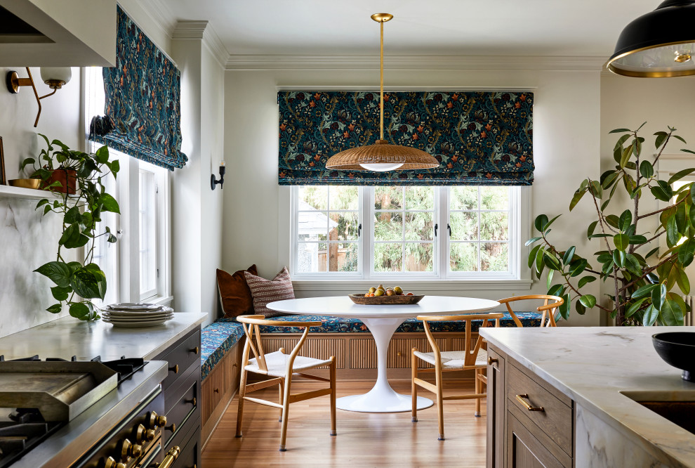 Idee per una sala da pranzo aperta verso la cucina classica con pavimento in legno massello medio