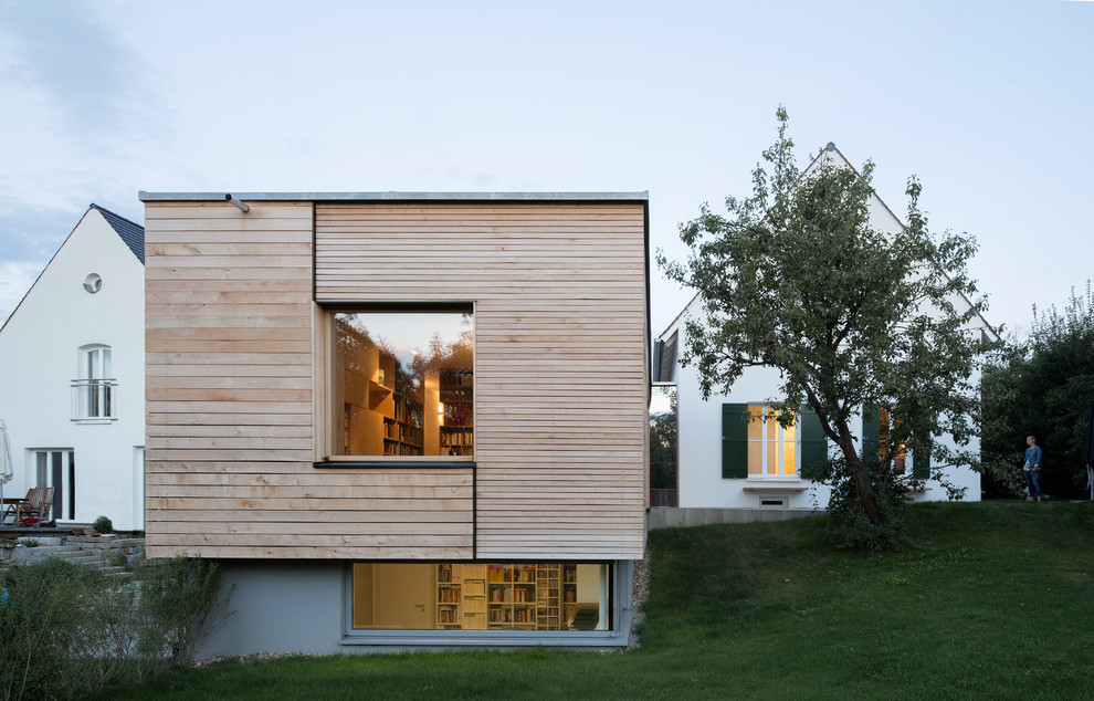 Mid-sized contemporary one-storey brown house exterior in Munich with wood siding and a flat roof.