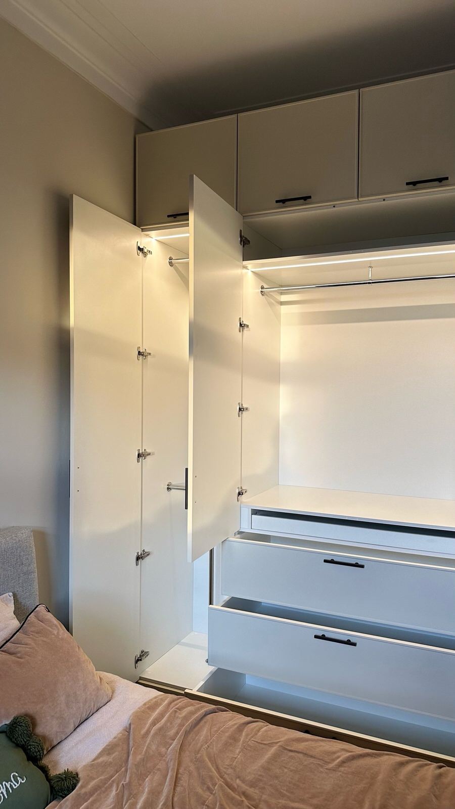 Распашные шкафы