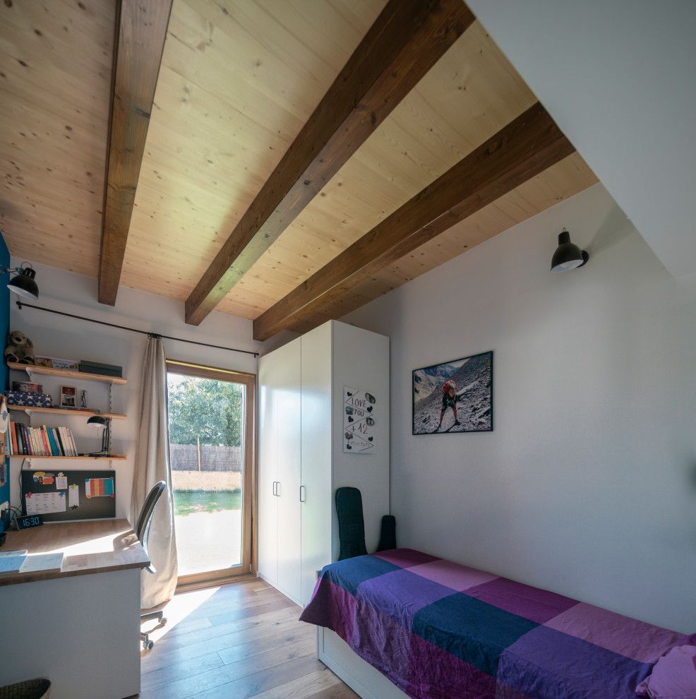 Idées déco pour une chambre blanche et bois scandinave de taille moyenne avec parquet foncé et poutres apparentes.