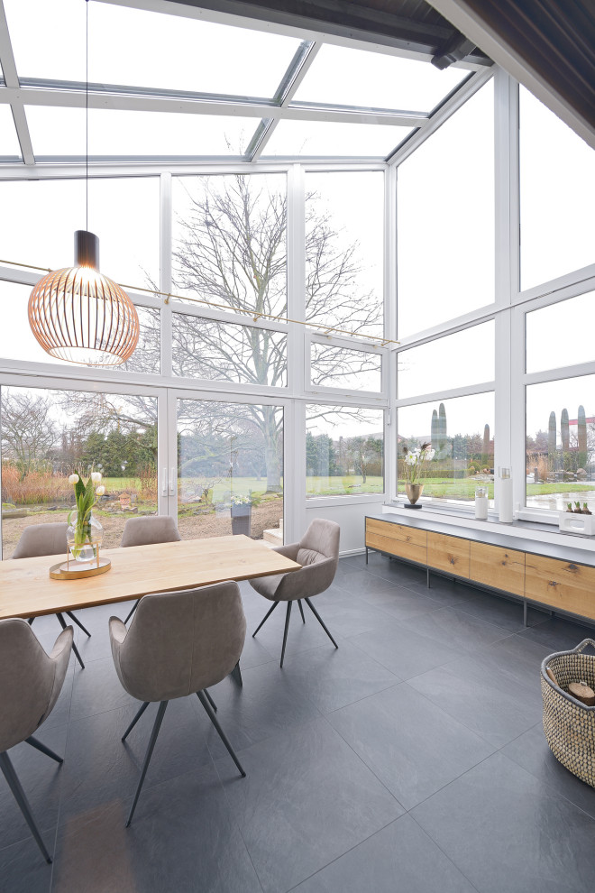 Großer Moderner Wintergarten mit Marmorboden und grauem Boden in Frankfurt am Main