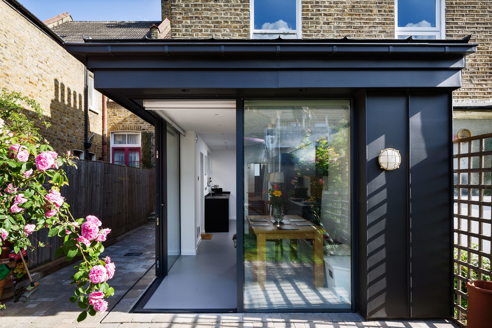 Inspiration for a contemporary backyard deck in London.
