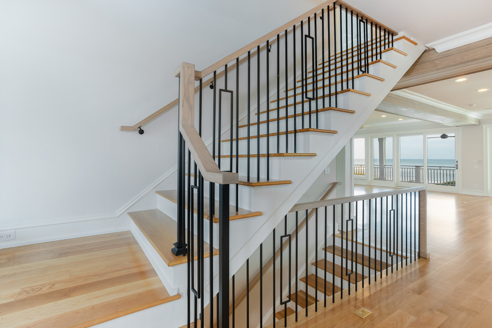 Источник вдохновения для домашнего уюта: угловая деревянная лестница среднего размера в морском стиле с деревянными ступенями и металлическими перилами