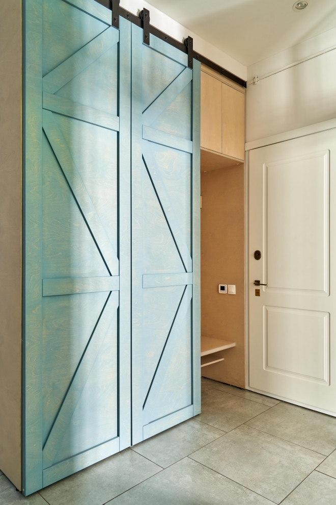 サンクトペテルブルクにある低価格の小さなコンテンポラリースタイルのおしゃれな玄関 (白い壁、磁器タイルの床、白いドア、グレーの床) の写真
