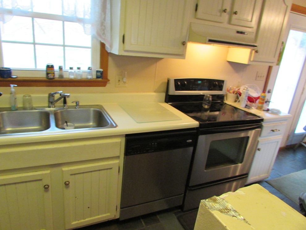Mid-sized transitional l-shaped home design photo with an island