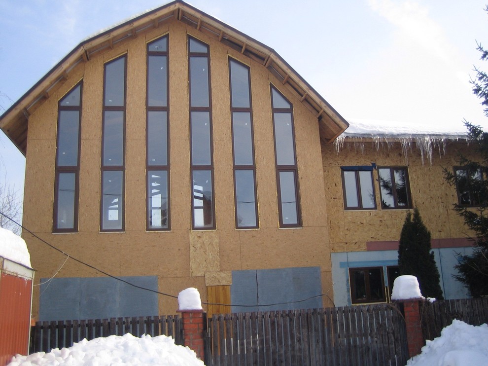 главный фасад в процессе стройки