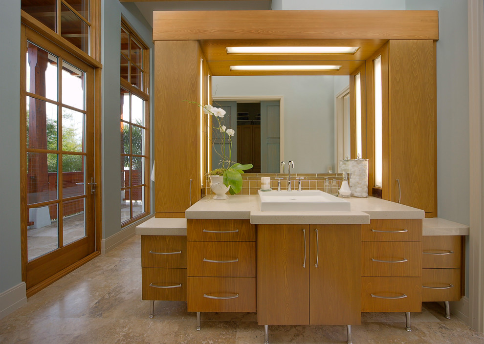 Inspiration for a contemporary bathroom in Orlando with a vessel sink.