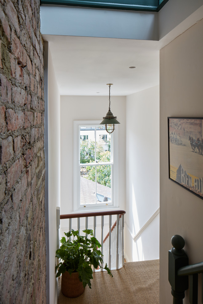 Stilmix Treppengeländer Holz in U-Form mit Teppich-Treppenstufen, Teppich-Setzstufen und Ziegelwänden in London