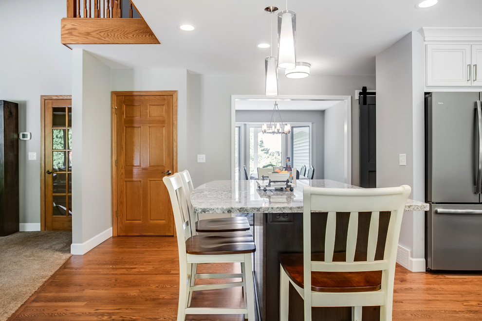 Kitchen - transitional kitchen idea