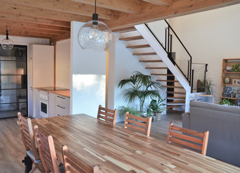 Idee per un soggiorno scandinavo di medie dimensioni e aperto con pareti bianche, pavimento in gres porcellanato, TV a parete e soffitto in legno
