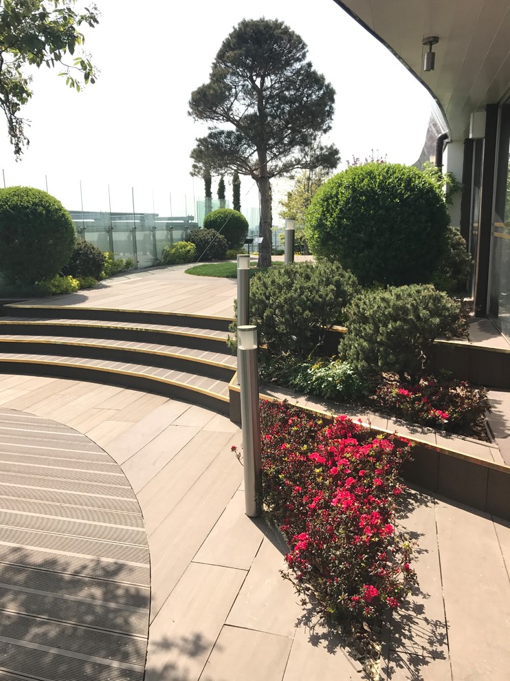 Парк на крыше жилого высотного здания.