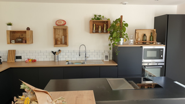 Cuisine noir mat Fenix "Anti trace" dekton et bois - Modern - Kitchen ...