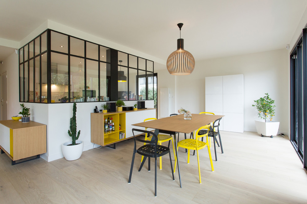 Inspiration for a large scandinavian dining room in Rennes with white walls, light hardwood floors and no fireplace.
