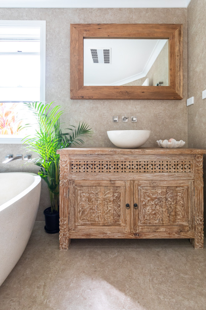Inspiration för ett mellanstort orientaliskt en-suite badrum, med möbel-liknande, skåp i ljust trä, ett fristående badkar, en öppen dusch, grön kakel, keramikplattor, beige väggar, klinkergolv i porslin, ett fristående handfat, träbänkskiva, beiget golv och med dusch som är öppen