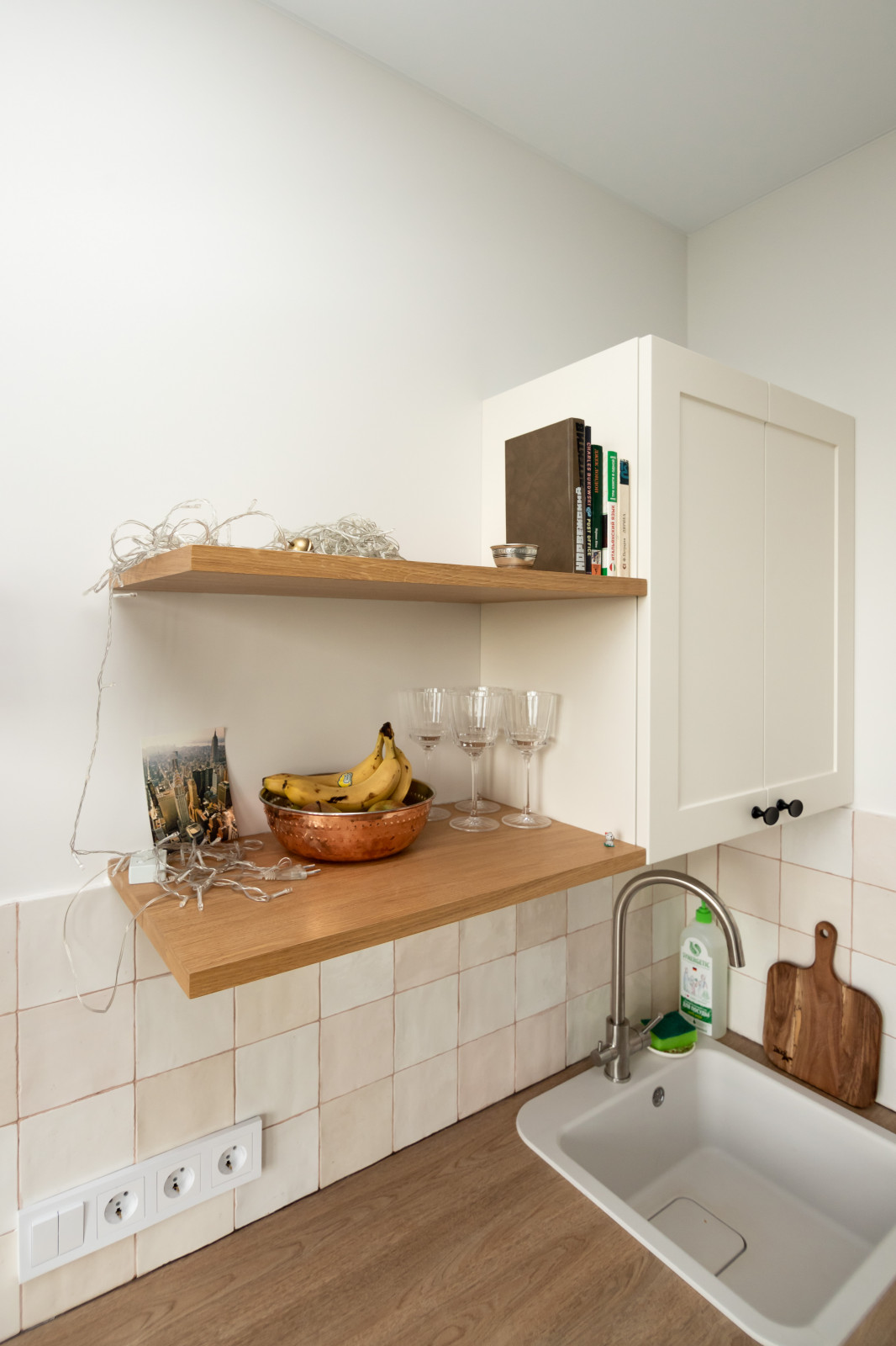 Светлая кухня в стиле скандинавский минимализм с деревянными элементами