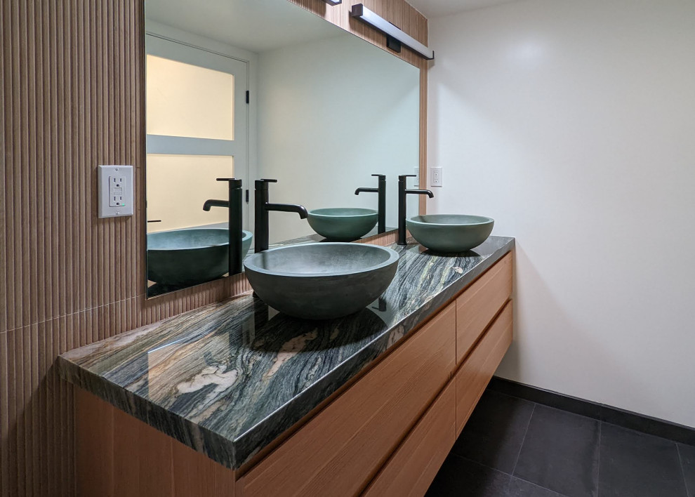 Idée de décoration pour une petite salle de bain principale design en bois brun avec un placard à porte plane, un carrelage beige, des carreaux de porcelaine, un mur beige, un sol en carrelage de porcelaine, une vasque, un plan de toilette en quartz, un sol noir, un plan de toilette vert, meuble double vasque, meuble-lavabo suspendu et boiseries.