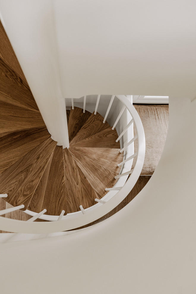Источник вдохновения для домашнего уюта: большая винтовая лестница в средиземноморском стиле с деревянными ступенями и металлическими перилами без подступенок