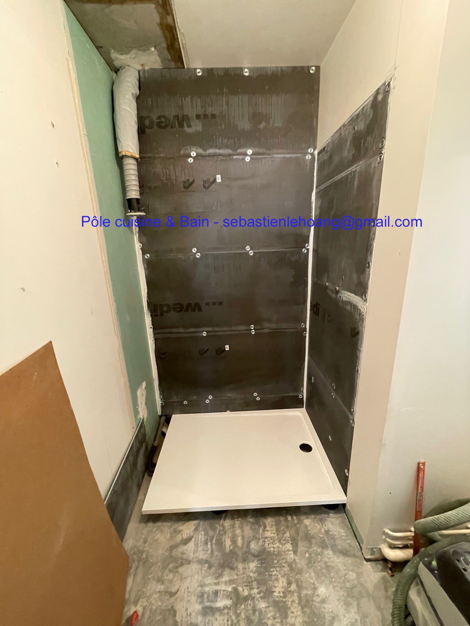 SALLE D'EAU: receveur extra-plat et niche porte-accessoires