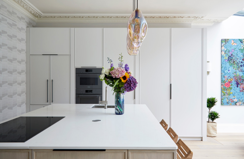 Ispirazione per una sala da pranzo aperta verso la cucina minimalista di medie dimensioni con pareti grigie, pavimento marrone e soffitto a cassettoni