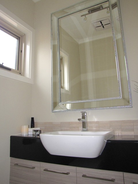 contemporary Ensuite unique mirror trendy-lille-badevaerelse