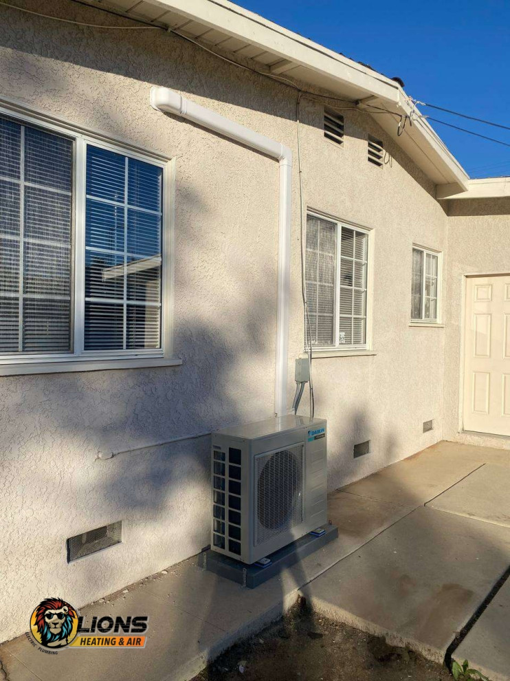 Inspiration for a modern home design remodel in Los Angeles