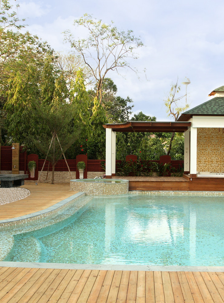 Hot tub - mid-sized transitional backyard custom-shaped aboveground hot tub idea in Miami