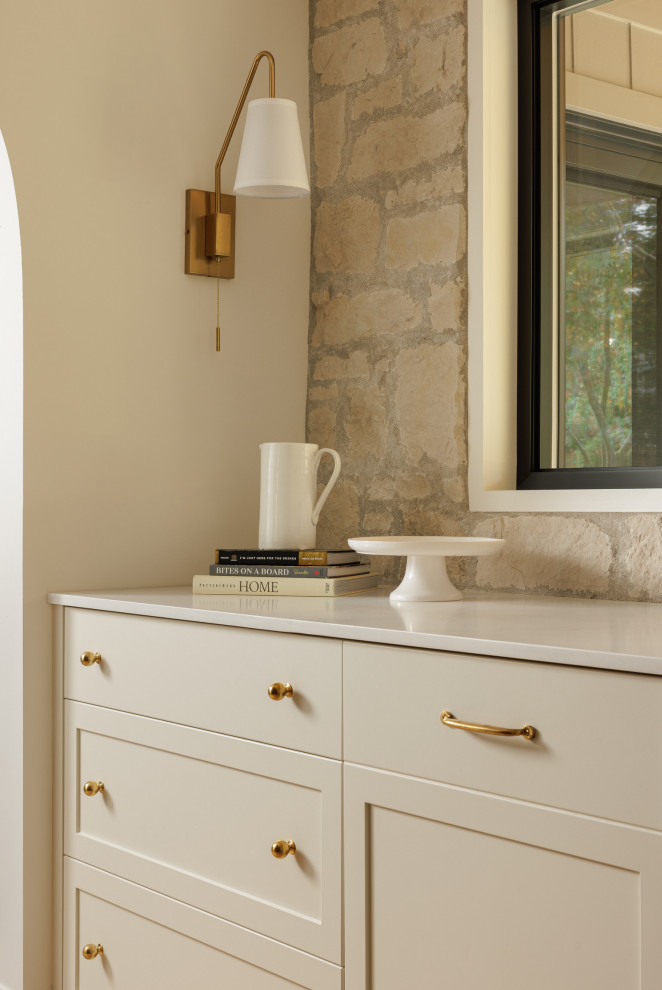 Example of a transitional home design design in Toronto