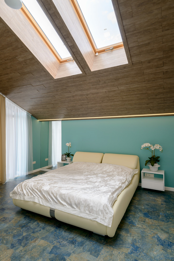 Foto de dormitorio principal actual de tamaño medio con paredes multicolor y suelo de corcho
