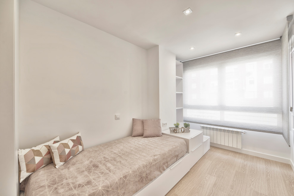 Modelo de dormitorio infantil de 4 a 10 años nórdico de tamaño medio con paredes blancas y suelo laminado