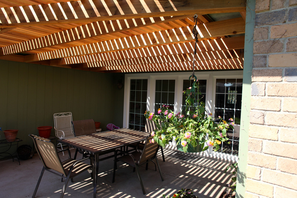 Design ideas for a mid-sized traditional backyard patio in Orange County with concrete slab and a pergola.