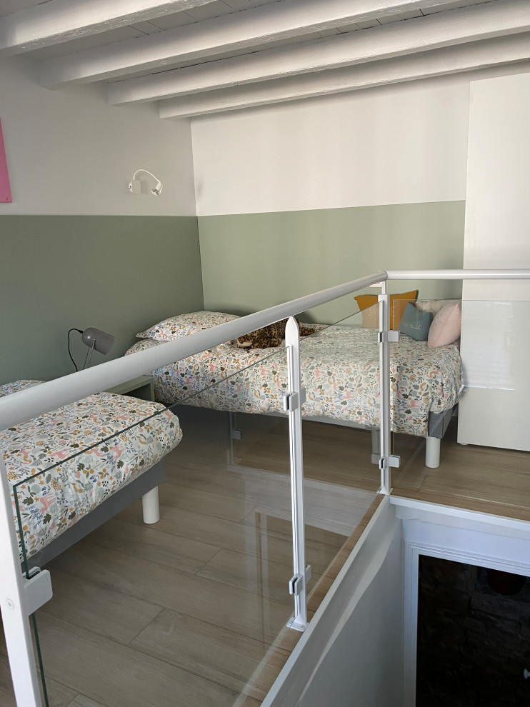 Источник вдохновения для домашнего уюта: нейтральная детская среднего размера в современном стиле с спальным местом