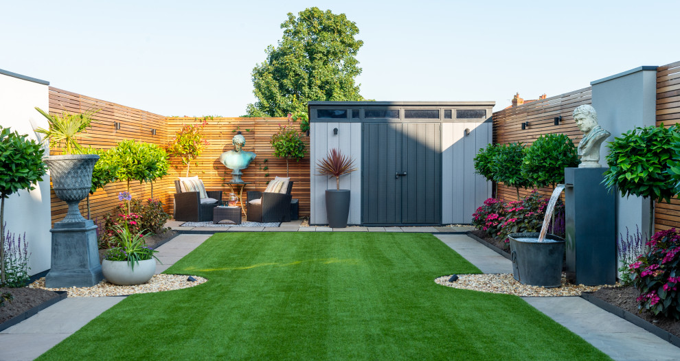 Идея дизайна: участок и сад в современном стиле с забором