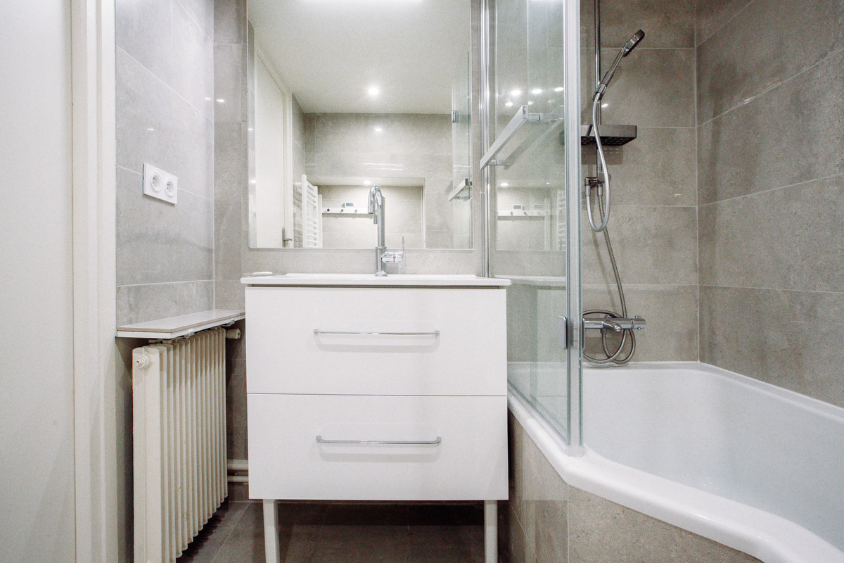 Salle de bain gris et wc blanc