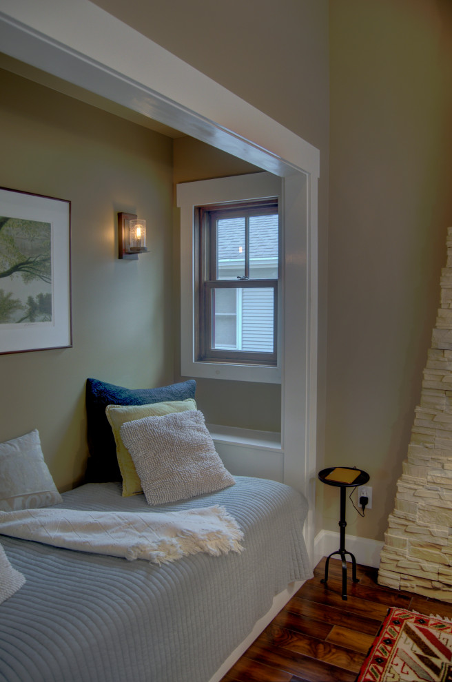 На фото: маленькая спальня на антресоли в стиле кантри с бежевыми стенами, паркетным полом среднего тона, коричневым полом, сводчатым потолком и кроватью в нише для на участке и в саду