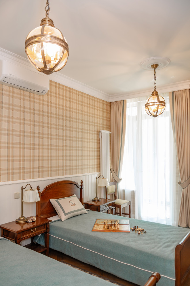 Mittelgroßes Jungszimmer mit Schlafplatz, beiger Wandfarbe, braunem Holzboden, braunem Boden und Tapetenwänden in Moskau