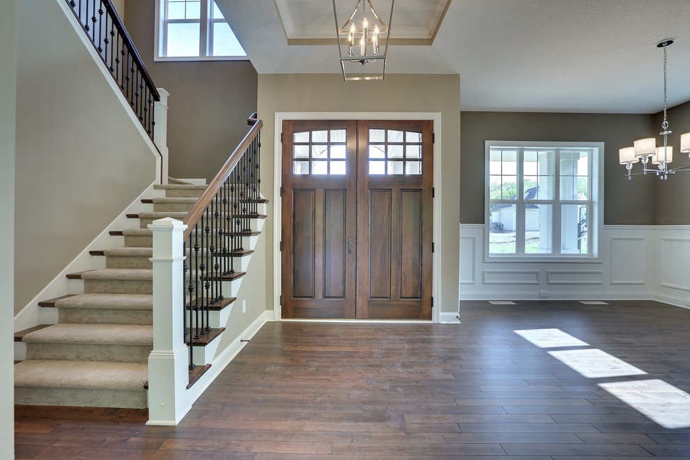 Transitional entryway photo in Minneapolis