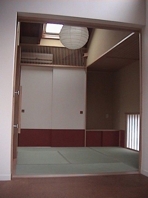 横浜にある高級な中くらいなモダンスタイルのおしゃれなロフトリビング (ベージュの壁、畳) の写真