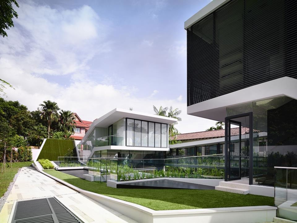 Design ideas for a contemporary three-storey exterior in Singapore.